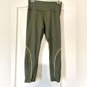 AVIS Active Moisture Wicking Capri Leggings Women’s Size 4-6